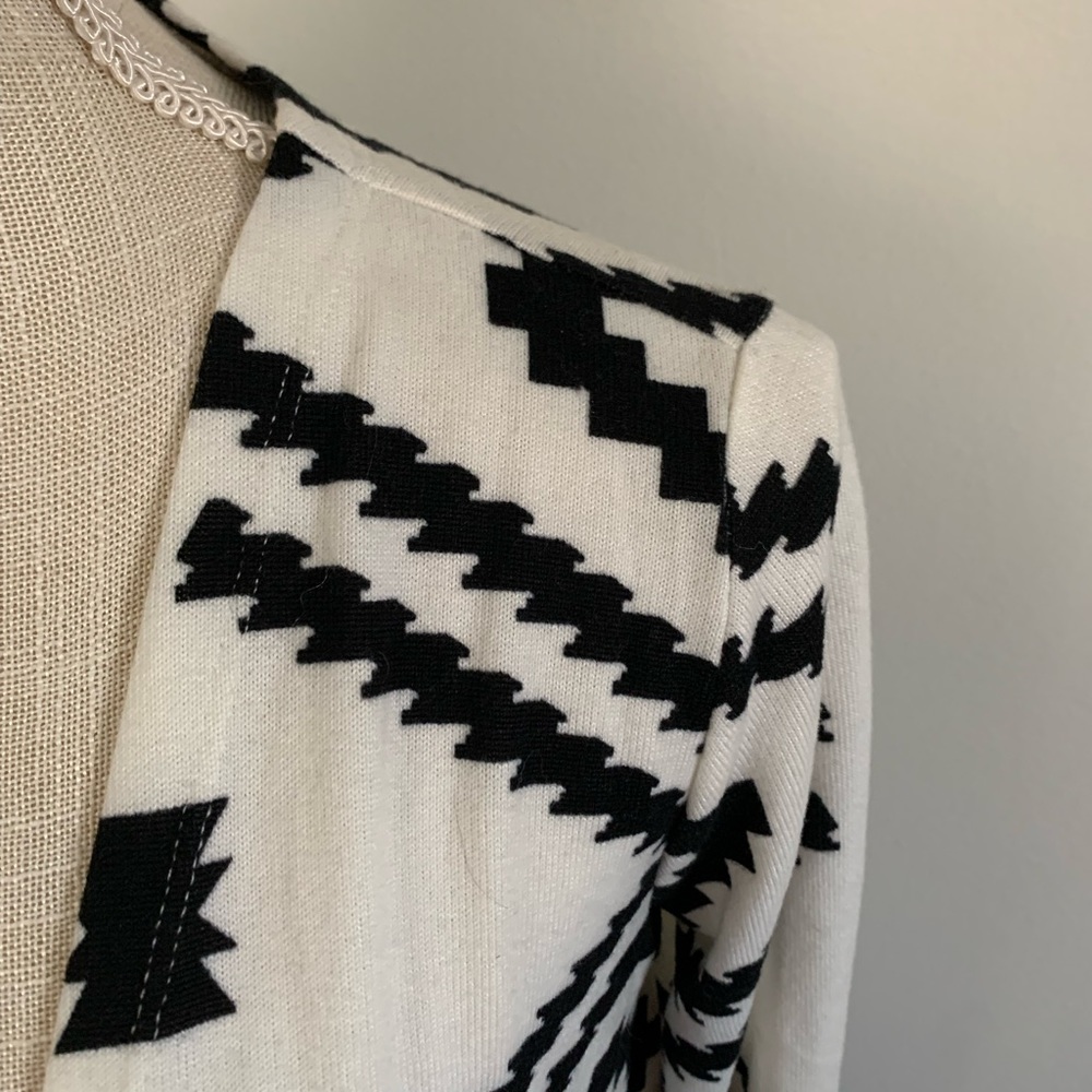 Lula Roe sweater size S - Picture 4 of 6